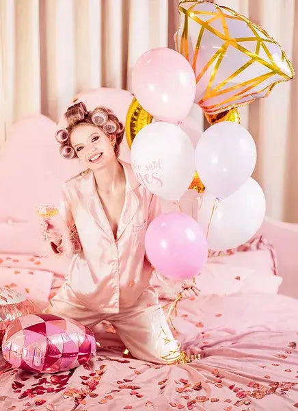 Mergvakarių šventinė atributika