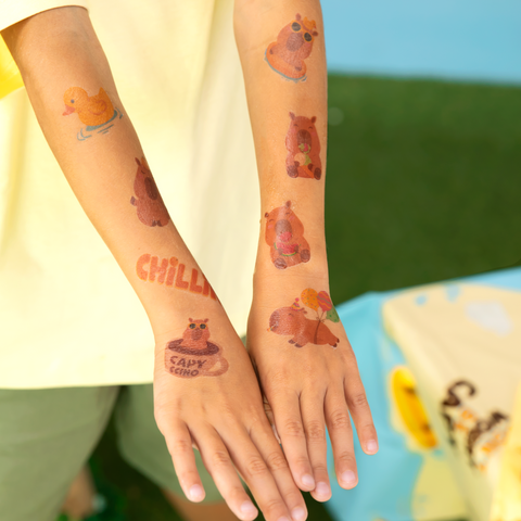 Capybara party tatuiruotės su užrašais CAPY ir CHILLIN