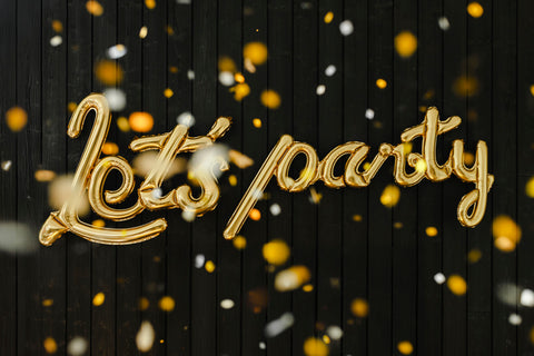 Aukso spalvos folinis balionas su šventiniu užrašu Let's Party

