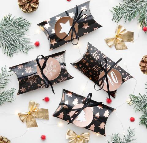 Dėžutės kalėdoms kalėdinių dovanų pakavimas simbolinės mini dovanos mažeikiuose šventinė atributika