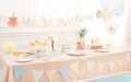 „Baby Shower“ stalo dekoras su mėlynais „Baby“ puodeliais