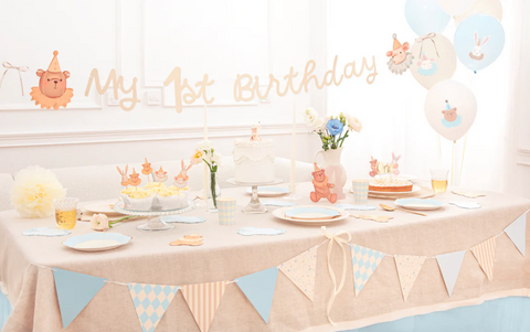 „Baby Shower“ stalo dekoras su mėlynais „Baby“ puodeliais