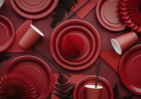Tamsiai raudoni puodeliai šaltiesiems gėrimams
Elegantiški bordo spalvos šventiniai puodeliai