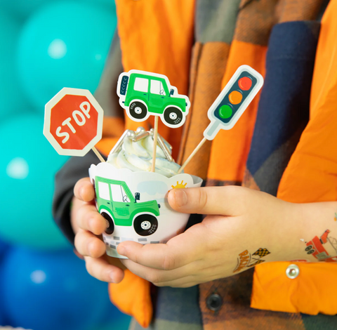 mašinų tema papuošimai dekoracijos  keksiukų torto automobiliai