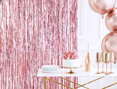 dekoracinė užuolaida lietutis auksinė sidabrinė rožinė melyna juoda spalva gimtadienio dekoracijos