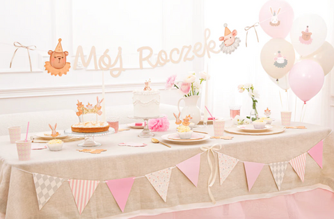 Šventinis stalas baby shower tematikos su „Baby“ puodeliais