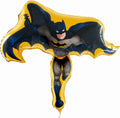 Folinis balionas „Betmenas Batman“ su išskleistu tamsiu apsiaustu, pilku kostiumu ir geltonu apvadu.