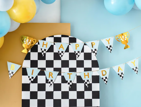 Popierinė „Happy Birthday“ girlianda su auksinėmis taurėmis ir šviesiomis vėliavėlėmis su juodai baltu languotu raštu