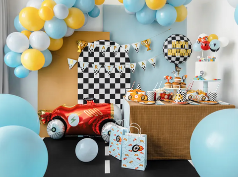 Popierinė „Happy Birthday“ girlianda su auksinėmis taurėmis ir šviesiomis vėliavėlėmis su juodai baltu languotu raštu