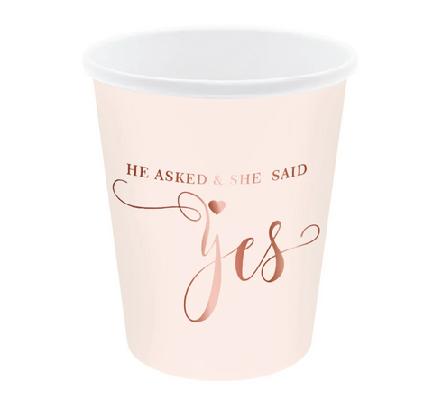 Rožinės spalvos popieriniai puodeliai su užrašu "He asked and she said yes" - puikiai tinka mergvakario šventei. Talpa 220 ml. mergavakariui dekoras idejos
