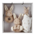 „Little Dutch Baby Bunny“ dovanų rinkinys dėžutėje: smėlio spalvos pliušinis kiškis, migdukas ir žiedinis barškutis.