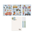 Little Dutch Jim & Vehicles“ rinkinio turinys: piešimo lenta, du flomasteriai ir trys magnetų lapai su transporto priemonėmis bei veikėjais.