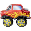 Raudono „Monster Truck“ visureigio formos folinis balionas su geltonomis liepsnomis ir dideliais juodais ratais baltame fone