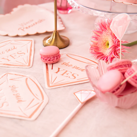 mergvakario atributika ziedas serveteles she said yes idejos zaidimai mergavakariui dekoras