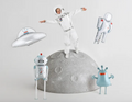 Sidabrinis NSO balionas kosmoso dekoracijose su astronauto kostiumu vilkinčiu vaiku, roboto, ateivio ir astronauto balionais.