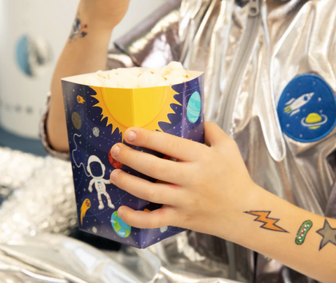 kosmoso tema dezutes spragesiams popkornams popkornu dezutes gimtadieniui dekoracijos