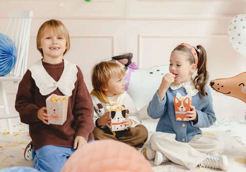 popkornu spragesiu dezutes gimtadieniui dekoracijos stalo reikmenys vienkaritniai indai suniuku tema